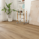 Wohnzimmer Raumbild von Klick-Vinyl Eiche Leda Diele in Holzoptik mit Synchronprägung