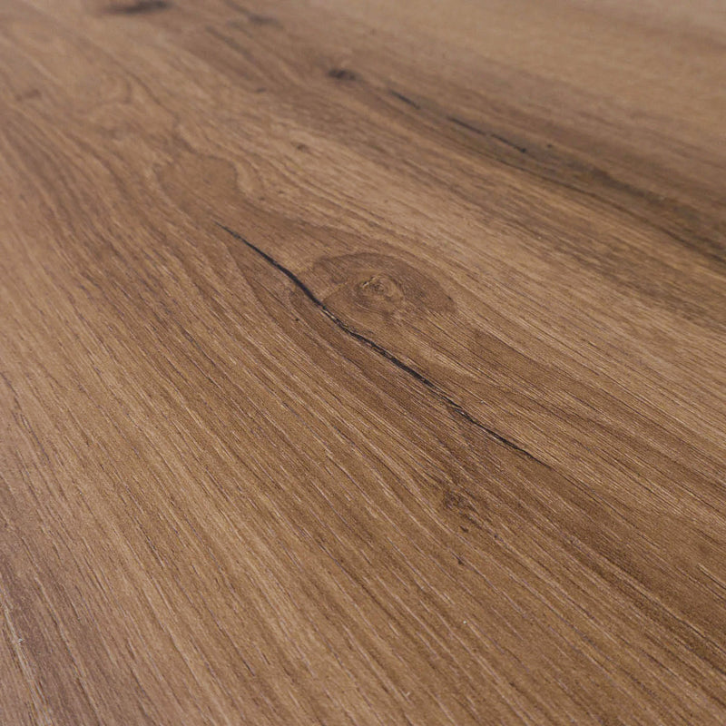 Closeup von Klick-Vinyl Eiche Fehmarn rustikales Dekor in Holzoptik Astloch Detail