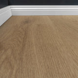 Detail Klick-Vinyl Eiche Florstadt hellbraunes Dekor mit Hamburger Sockelleiste