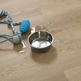 Ein Wassernapf vom Haustier auf Klick-Vinyl Eiche Florstadt ist kein Problem, denn dieser Boden ist 100% wasserfest