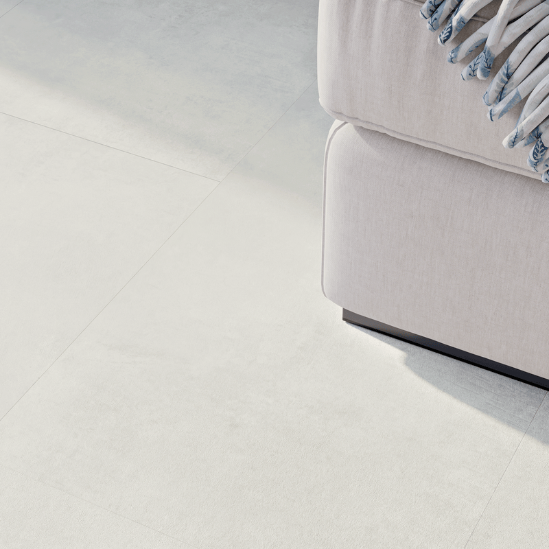 Sofa Closeup Klick-Vinyl Beton Cloppenburg dezentes Dekor in Fliesenoptik