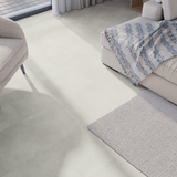 Wohnbereich Closeup Klick-Vinyl Beton Cloppenburg dezentes Dekor in Fliesenoptik