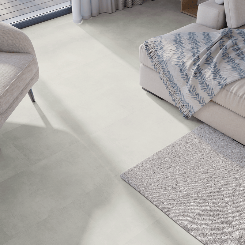 Wohnbereich Closeup Klick-Vinyl Beton Cloppenburg dezentes Dekor in Fliesenoptik