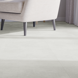 Sitzecke Closeup Klick-Vinyl Beton Cloppenburg dezentes Dekor in Fliesenoptik