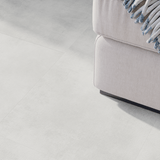 Sofa Closeup Klick-Vinyl Beton Nordhorn dezentes Dekor in Fliesenoptik