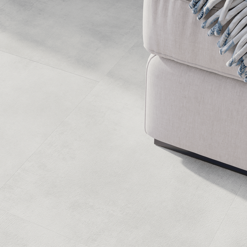 Sofa Closeup Klick-Vinyl Beton Nordhorn dezentes Dekor in Fliesenoptik