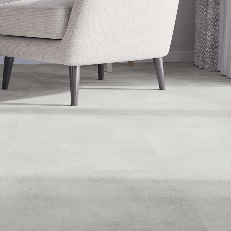 Sitzecke Closeup Klick-Vinyl Beton Nordhorn dezentes Dekor in Fliesenoptik