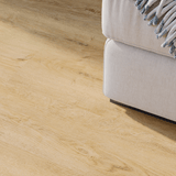 Sofa Closeup Klick-Vinyl Eiche Cuxhaven markantes Dekor in Holzoptik