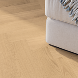 Sofa Closeup Klick-Vinyl Eiche Föhr dezentes Dekor in Holzoptik