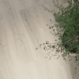 Lifestylebild von Klick-Vinyl Eiche Husum markantes Dekor in Holzoptik