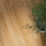 Lifestylebild von Klick-Vinyl Eiche Memmert markantes Dekor in Holzoptik
