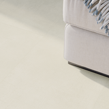 Sofa Closeup Klick-Vinyl Stein Vechta dezentes Dekor in Fliesenoptik