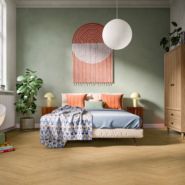 Schlafzimmer Raumbild von Laminat Eiche Soonwald dezentes Dekor in Holzoptik					