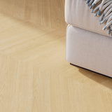 Sofa Closeup Laminat Eiche Soonwald dezentes Dekor in Holzoptik Fischgrät im Detail