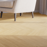 Sitzecke Closeup Laminat Eiche Soonwald dezentes Dekor in Holzoptik Fischgrätmuster im Detail