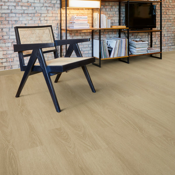 Raumbild von COREtec Klick-Vinyl Eiche Elegance Oak 73 dezentes Dekor in Holzoptik