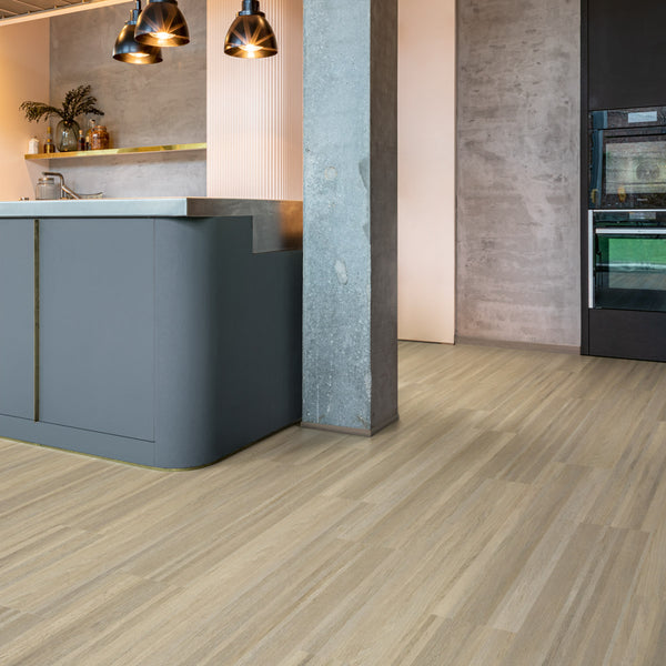 Raumbild von COREtec Klick-Vinyl Eiche Industry Oak 94 dezentes Dekor in Holzoptik