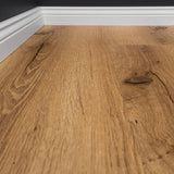 Closeup mit Sockelleisten Klebe-Vinyl Eiche Norderney Holzoptik Braun