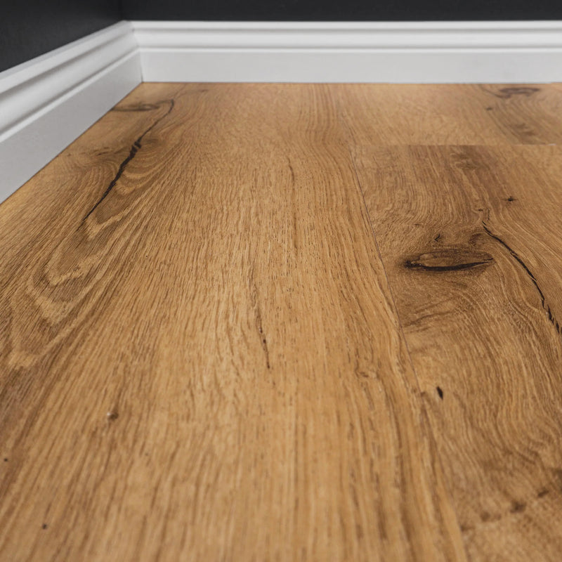 Closeup mit Sockelleisten Klebe-Vinyl Eiche Norderney Holzoptik Braun