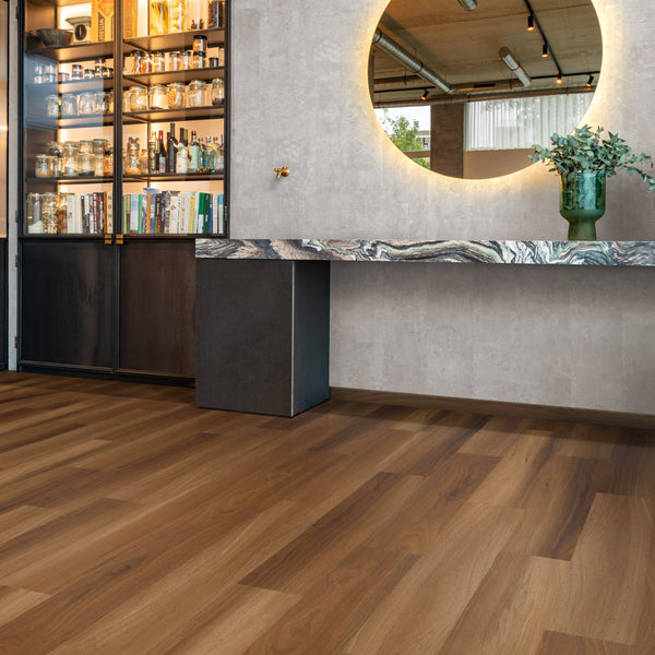 Raumbild von COREtec Klick-Vinyl Eiche Royal Walnut 85 markantes Dekor in Holzoptik