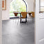 Raumbild von COREtec Klick-Vinyl Stein Stratosphere dezentes Dekor in Fliesenoptik