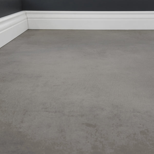 Detailbild von Klick-Vinyl Beton Rheine dezentes Dekor in Fliesenoptik mit Hamburger Sockelleiste