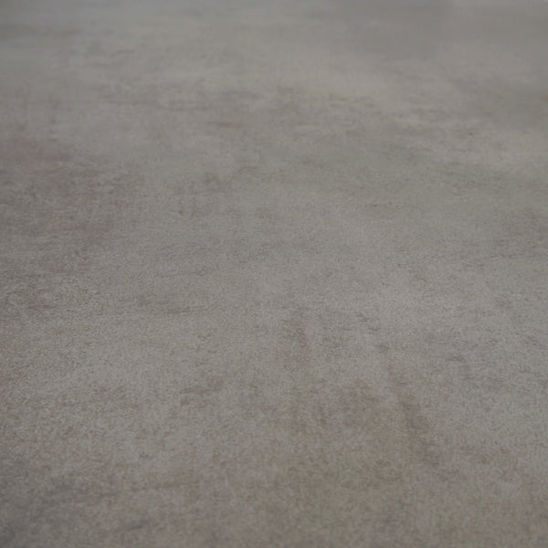 Closeup von Klick-Vinyl Beton Rheine dezentes Dekor in Fliesenoptik detaillierte Maserung