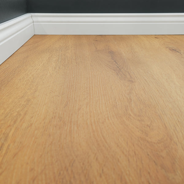 Detailbild von Klick-Vinyl Eiche Memmert markantes Dekor in Holzoptik mit Hamburger Sockelleiste